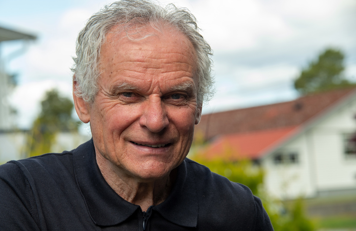 portrett av mann, blå genser med krage, grått hår