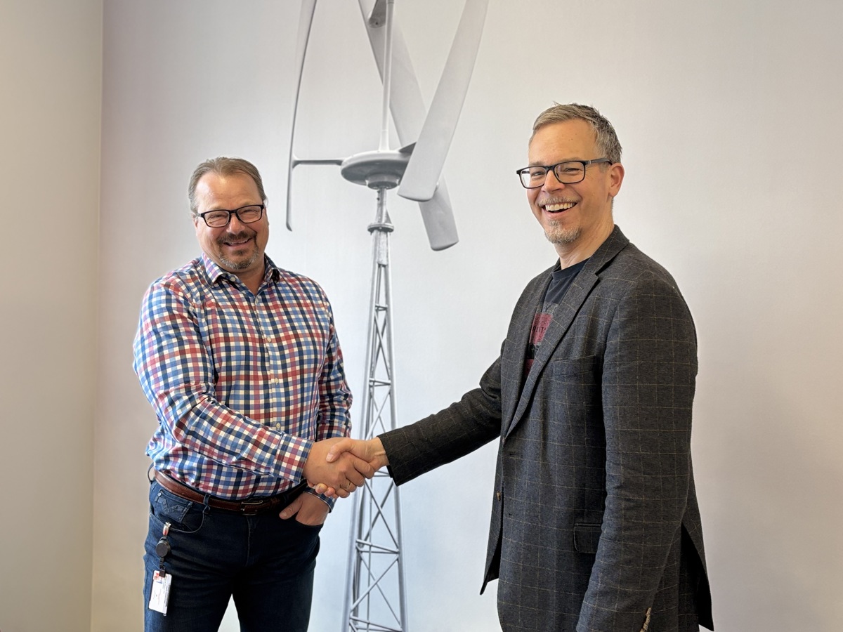 to menn tar hverandre i hendene, avtale. poserer, smiler.