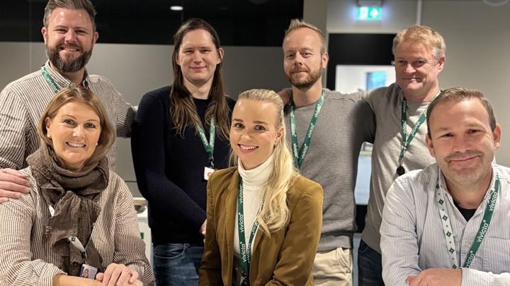 gruppebilde, 7 personer, kontormiljø