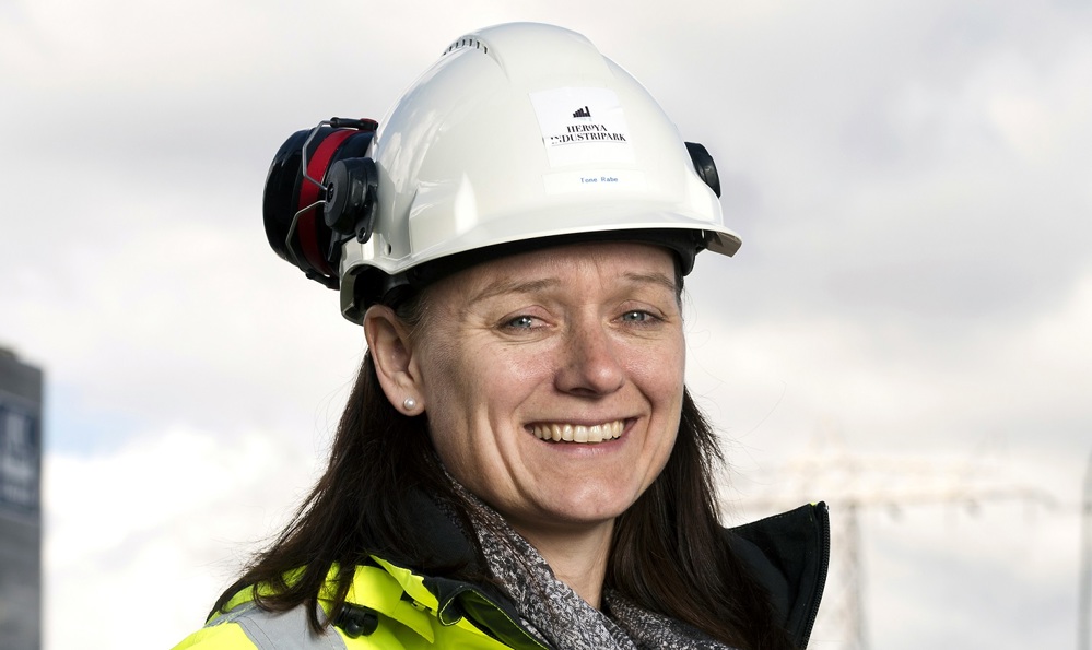 Porrtrett kvinne, hvit hjelm