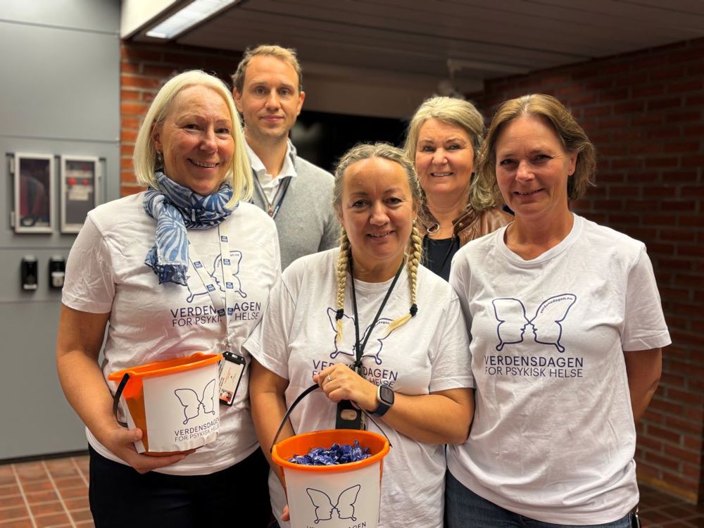 gruppe, fem personer, hvite t-skjorter og bøtter med sjokolade