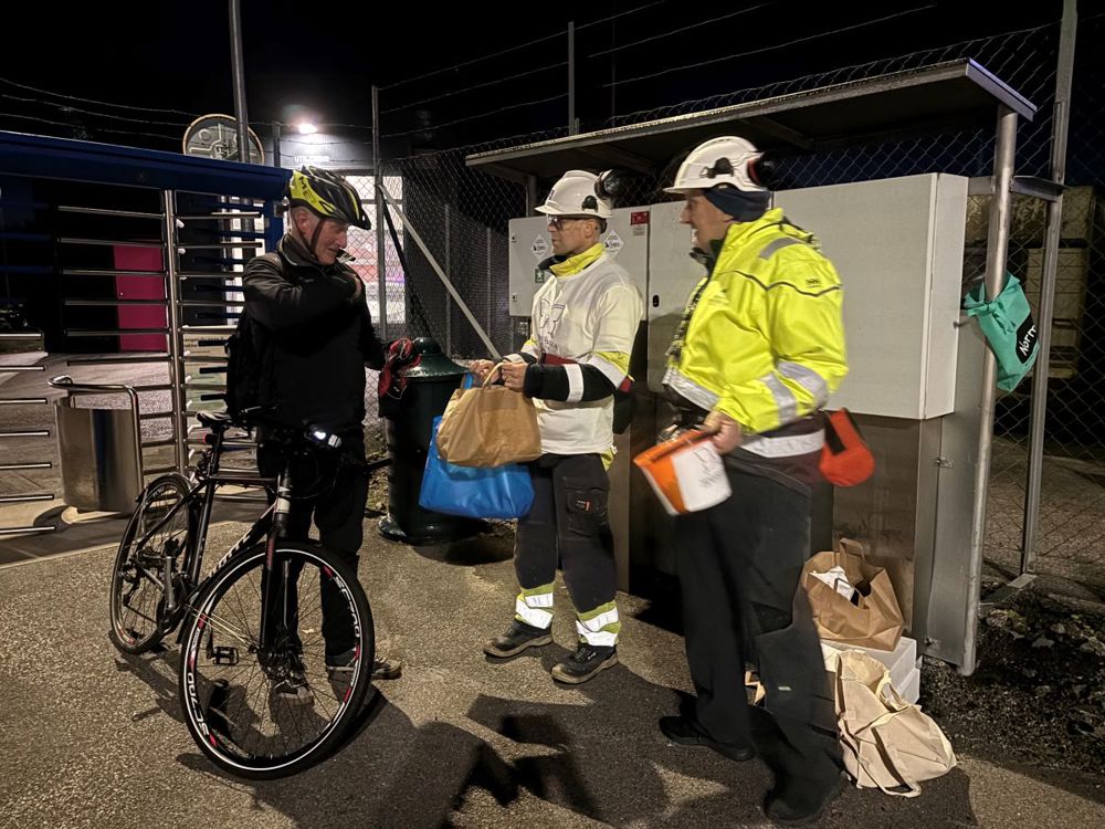 syklist mottar muffins og karameller på vei til jobb