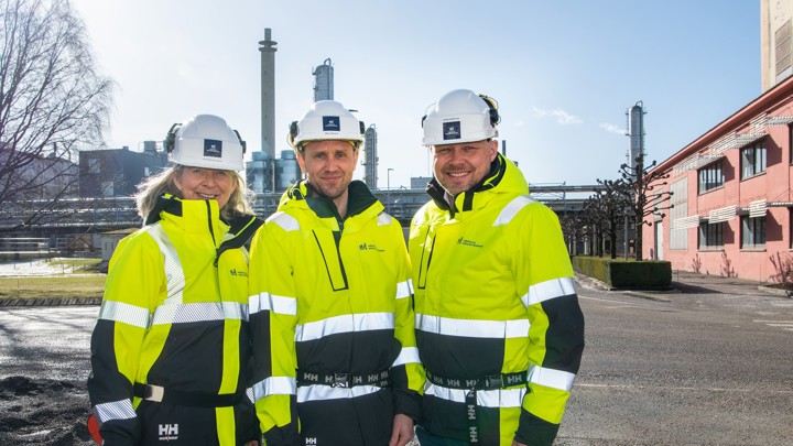 tre personer, poserer, hjelm og gule jakker, industripark, vinter