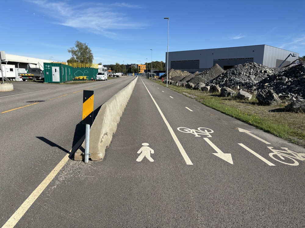 asfaltstripe med malte symboler for gang- og sykkelvei