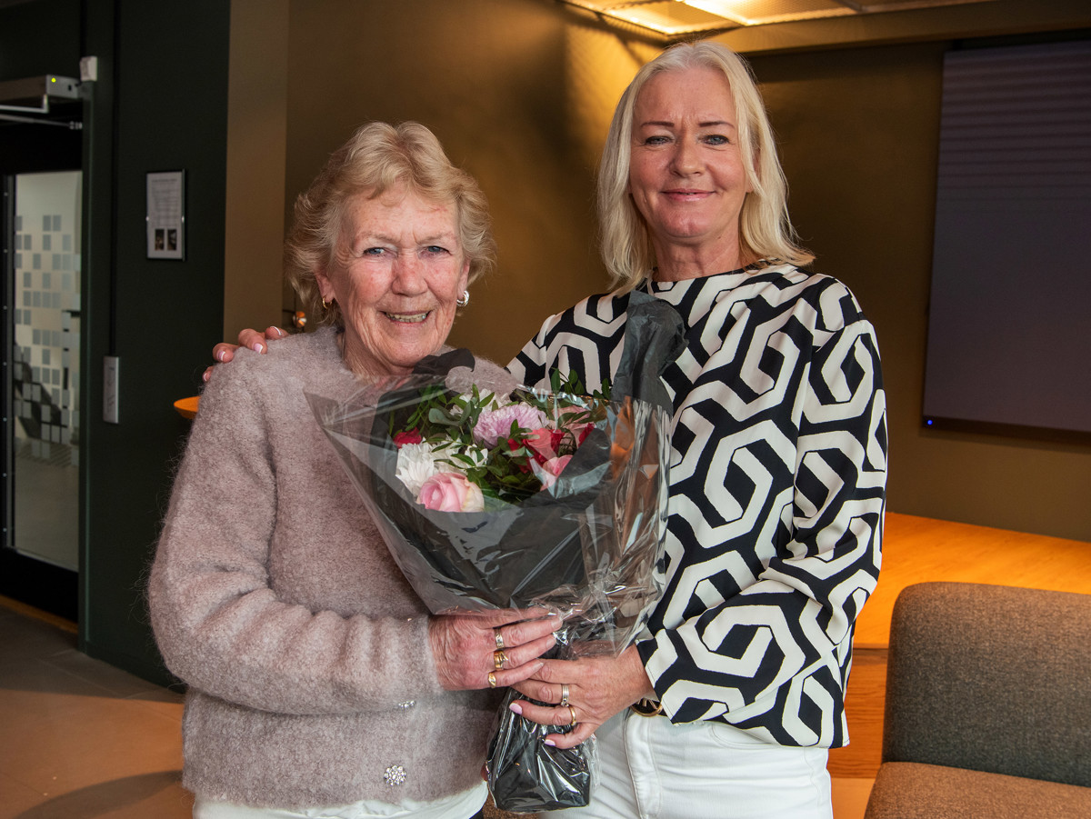 to kvinner tett sammen, blomster