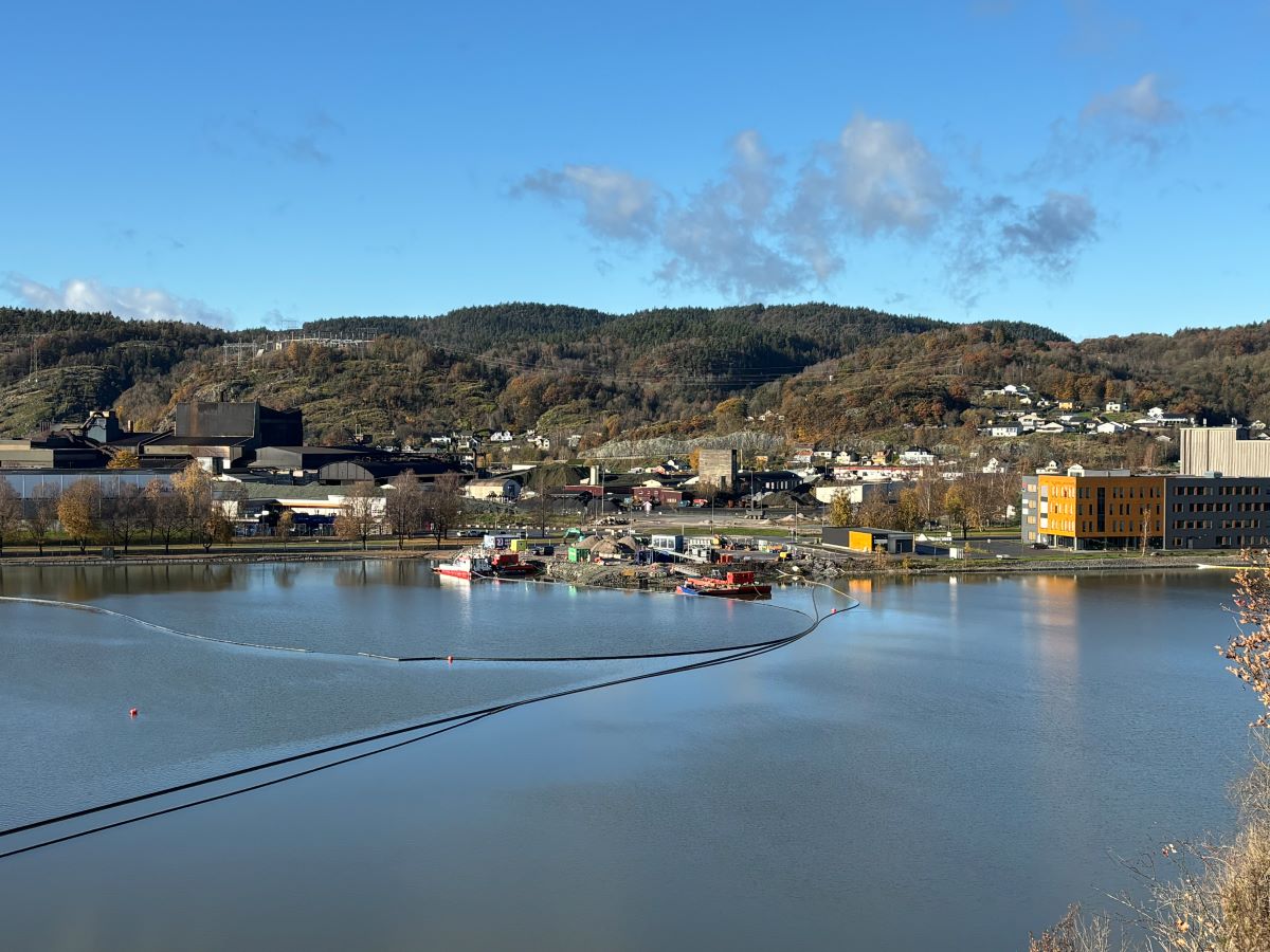 slanger ligger ute på innsjø, anleggsområde i vannkanten