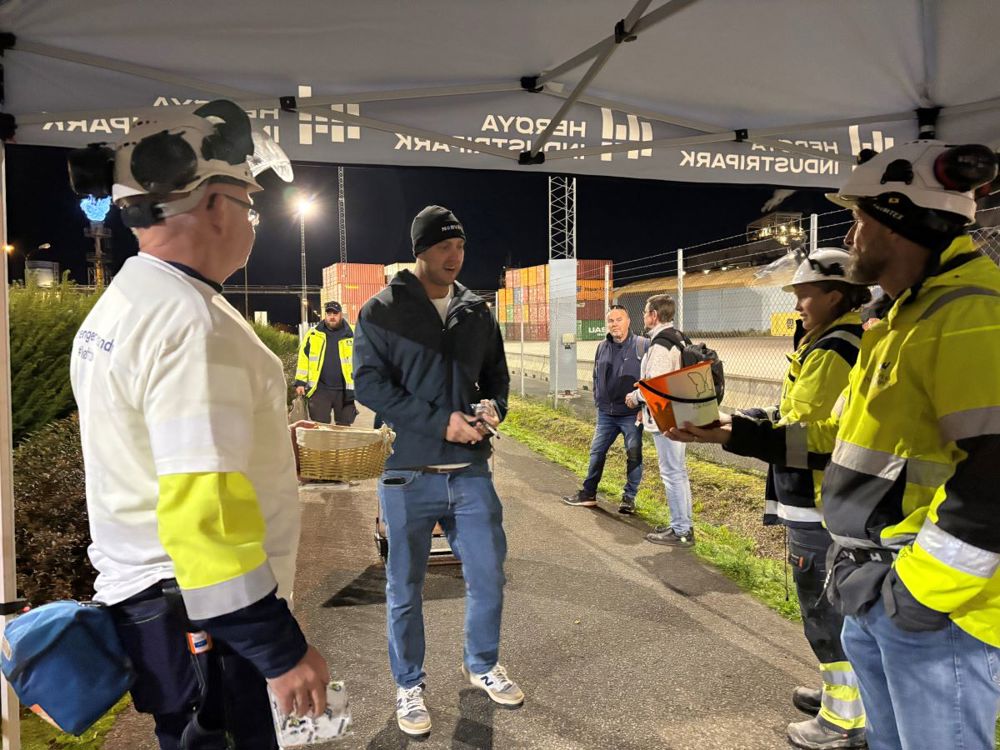 person ankommer arbeidsplass, velkomstkomite, verneutstyr, gule jakker