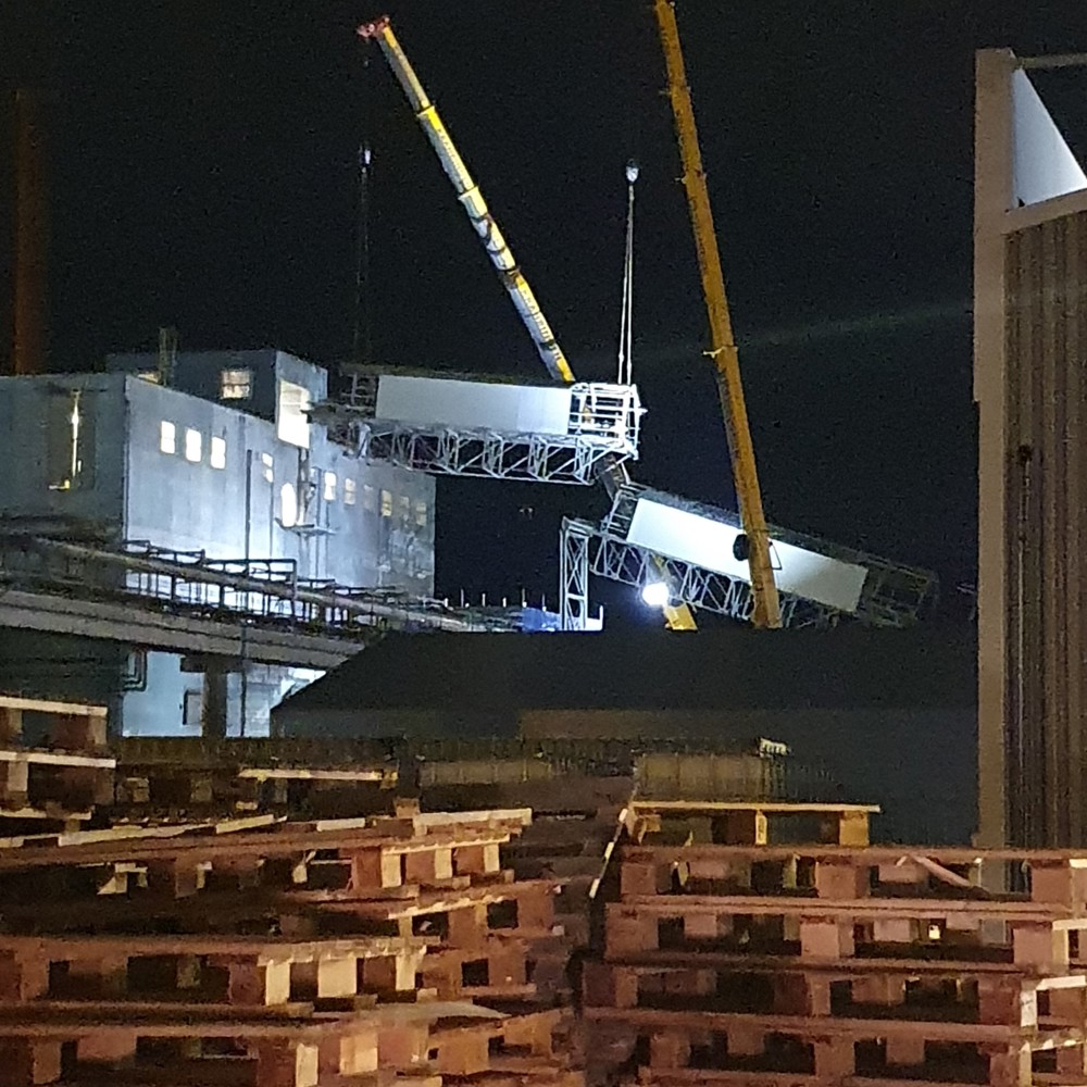 two cranes, demolition of conveyor, first element removed