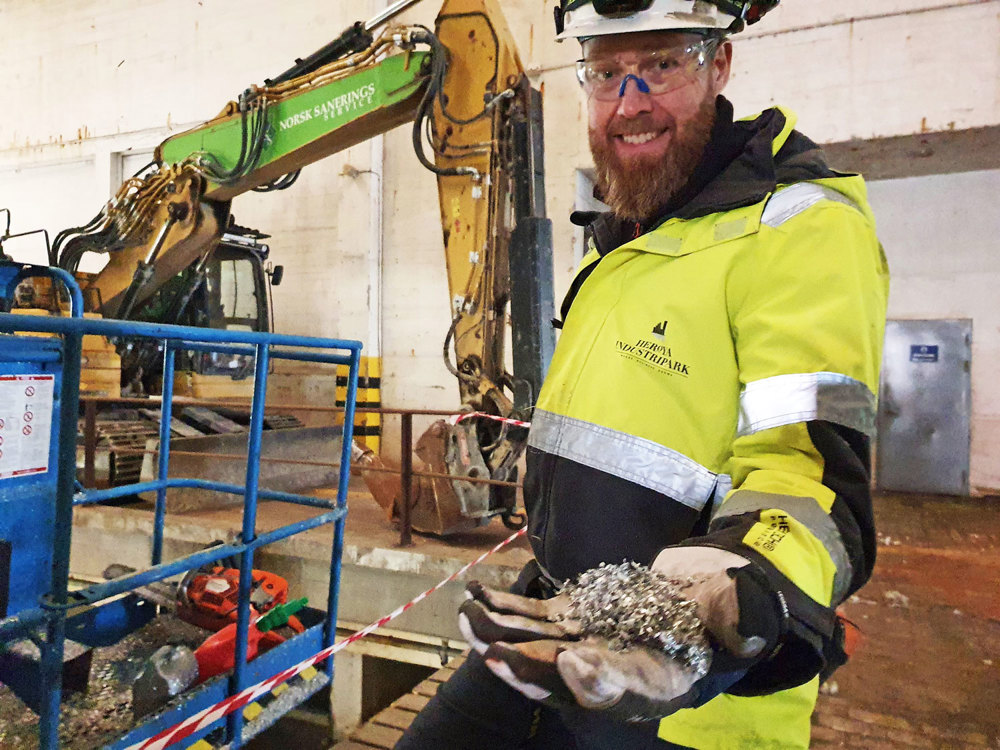 man holding a hand full of aluminium scrap