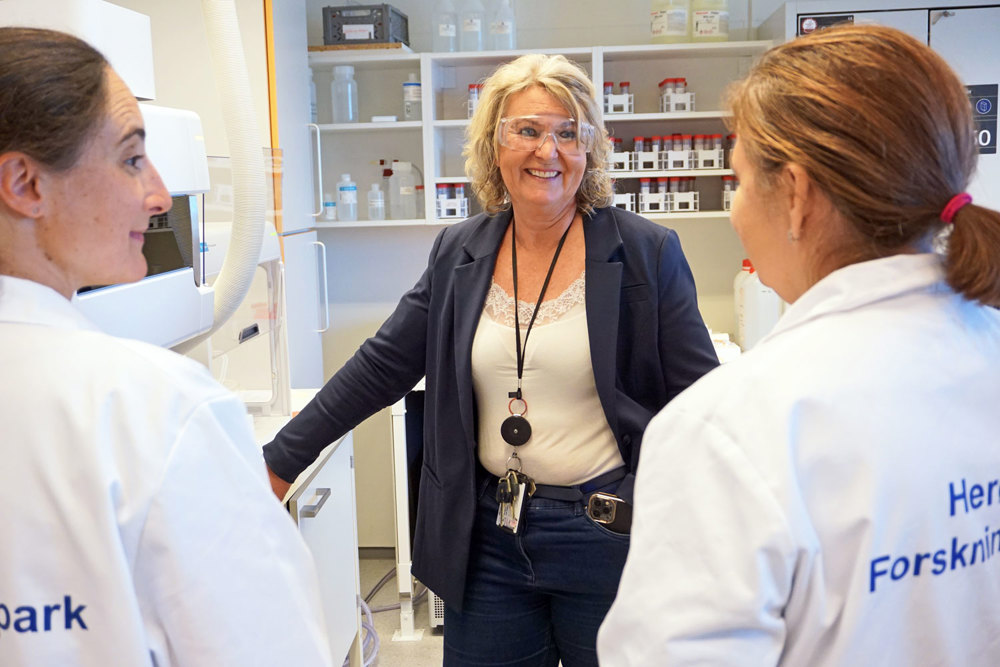 three women talking in a lab